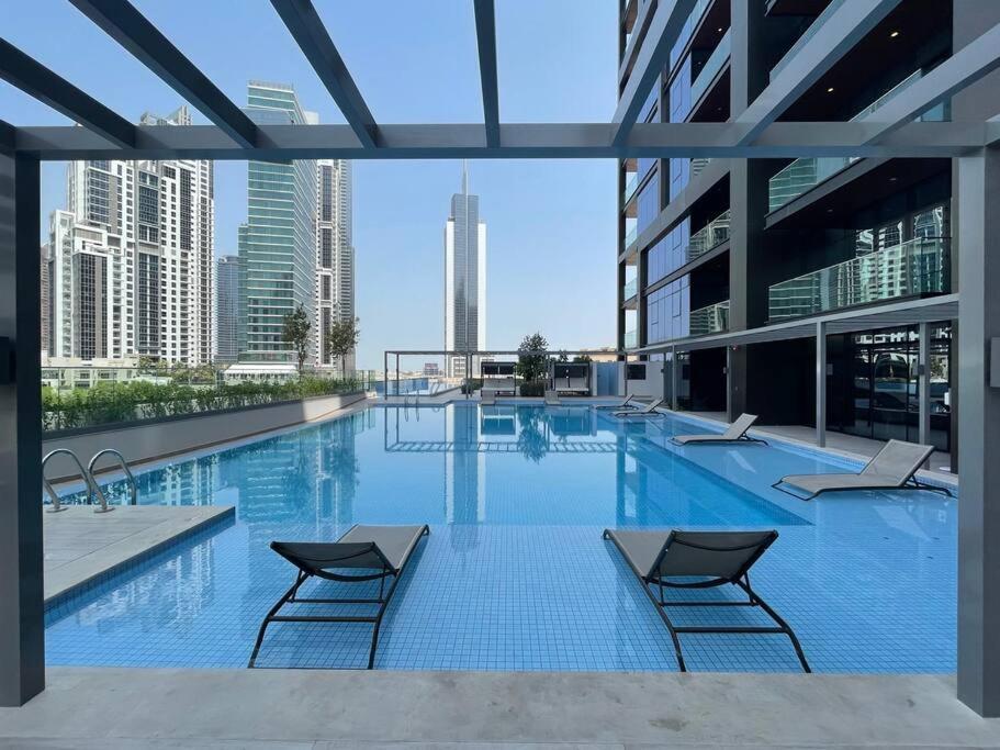 First Class Stylish Urban Escape Apartment Dubai